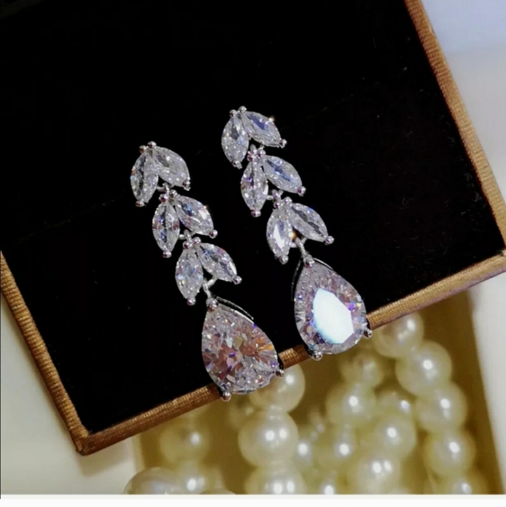 New Gorgeous White Sapphire Drop Earrings - Picture 2 of 9